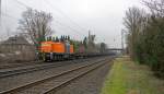 In Wesel kommt der orange Bocholter Eisenbahn Gesellschaft 295 057-4 mit flachwagen aus Emmerich voorbei