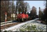 Es ist der 21.1.2016 um 13.45 Uhr: DB 295059 kehrt mit einem langen Stahlzug aus Georgsmarienhütte zurück und fährt hier in die Gefällstrecke am Ortsrand von Holzhausen in Richtung Hasbergen ein.