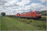 185 001-5 u.296 034-2 sind mit einen Schienenzug in Richtung Gemünden unterwegs,gesehen am 26.08.2020 bei Himmelstadt.