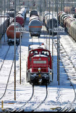 Auch 296 045-8 (290 045-4 | DB V 90 045) hat vier Flachwagen am Haken, die allesamt mit Schnee  beladen  sind. Hier steht das Gespann auf Gleis 622 der Zugbildungsanlage (ZBA) Halle (Saale).
Tele-Aufnahme von der Berliner Brücke.

🧰 DB Cargo
🕓 11.2.2021 | 11:33 Uhr