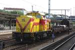 298 151-2 der MEG wartet in Berlin Lichtenberg um 3 Wagen mit Ersatzteilen (u. a. Radsätze) in das BW Berlin Friedrichsfelde der S-Bahn Berlin GmbH zu drücken. (22.06.2017)