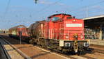 DB Cargo Deuschland AG mit  298 308-8  [NVR-Nummer: 98 80 3298 308-8 D-DB] mit einigen Güterwagen bei der Übergabefahrt nach Seddin am 04.04.19 Bf.