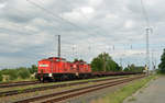 298 320 und ihre Schwester 298 326 führten am 01.07.20 einen gemischten Güterzug durch Saarmund Richtung Seddin.