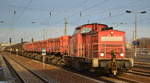 DB Cargo AG (D) mit  298 329-4  [NVR-Nummer: 98 80 3298 329-4 D-DB] und einem langen gemischten Güterzug Richtung Rbf.