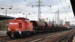 DB Cargo AG, Mainz mit ihrer  298 308-8  (NVR:  98 80 3298 308-8 D-DB ) und einem langen gemischten Güterzug Richtung Rbf. Seddin am 01.02.24 Durchfahrt Bahnhof Schönefeld bei Berlin.