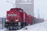  Juhu schon wieder Schnee  298 306-2 qult sich mal wieder mit Holz.  Stralsund- Nordhafen am 02.02.10 (mit Tele von einem Werkstor aus geschossen)