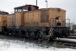 Die Breitspurlok 347 039 am 17.03.1996 im Fährhafen Mukran. Im Hintergrund ist das noch aus DR-Zeiten stammende Betriebsgebäude zu sehen.