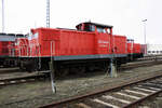 Die DB 347 975 mit der Seitenaufschrift  DB Cargo  am 17.03.2006 in Mukran.