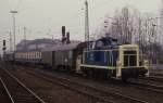 360912 rangiert am 5.4.1988 eine Personenzug Garnitur im Hauptbahnhof Osnabrück.