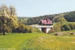 360 241 war am 3.5.94 auf dem Weg nach Maroldsweisach zwischen Reckendorf und Baunach: Bei dem kleinen Ort Leucherhof befuhr sie die Brücke über den Grundgraben.