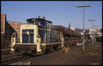 360102 war am 29.11.1989 um 13.12 Uhr mit einem Bauzug im Bahnhof Gummersbach zu sehen.