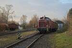 V60 615 schiebt den soeben eingetroffenen Reisezugwagen vor die Museumswerkstatt (09.01.2022)