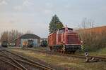 V60 615 rangiert mit einem Güterwagen, während im Hintergrund der soeben eingetroffene Reisezugwagen begutachtet wird (09.01.2022)