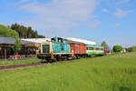 Im Frühjahr 2023 kam bei der Chiemgauer Lokalbahn ein Ersatzzug zum Einsatz. Zuglok war RCC 360 106-9, während am Zugschluss die 323 699-9 der Chiemgauer Lokalbahn hängt. Hier erreicht der Zug in Kürze sein Ziel Bad Endorf. (18.05.2023)