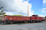 Dieser 1956 gebaute offene Güterwagen der Bauart Omm 52 (891 937) wurde hinter die ebenfalls ausgestellte Rangierlokomotive 260 770-3 gehängt. (Eisenbahnmuseum Bochum, April 2024)