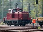 Da kommt Bundesbahnfeeling auf, 260 109-4 rangiert am 26.04.2011 in Aachen West vorsichtig an einen Bauwagen.