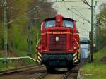 260 312-4 von der EfW-Verkehrsgesellschaft wird am 13.04.2012 von 212 325-5 (ebenfalls EfW) auf der KBS 485 die Rampe von Kohlscheid nach Herzogenrath runter gezogen.