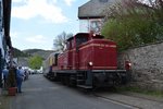 Mit Fotohalt fuhr die 260 109-4 über den Dorfplatz in Olef.