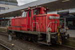 362 571-2 rangiert eine Reisezugwagen-garnitur in Hamburg Altona, am 17.05.2019.