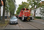 Industriebahn Ludwigsburg: Mit der V 60 quer durch die Weststadt
Werktäglich zwischen 12:00 und 14:00 Uhr wird die Gebrüder Lotter KG in Ludwigsburg mit Profilstahl von Kornwestheim Rbf aus beliefert.

362 547-2 (DB V 60) DB befindet sich mit den leeren Rungenwagen auf der Rückfahrt von Lotter zum Rangierbahnhof und kämpft sich hier durch die Siegesstraße.
Die freundlichen Rangierer grüßen derweil kleine Kinder auf dem Fahrrad am Straßenrand, die sich an diesem besonderen Zug mindestens genauso erfreuen wie der Fotografierende selbst.
[28.7.2020 | 13:41 Uhr]