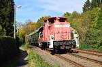 Schon stark ausgeblichen präsentiert sich 362 526-6 mit einem Sonderzug zur Zeche Zollverein bei Solingen Grünewald.

Solingen 26.10.2024