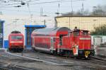 362 942-5 rangiert im Hbf Aachen mit einem Dostowagen. Links steht die 120 206-8. Aufgenommen vom Bahnsteig 6/7 am 12/03/2011.