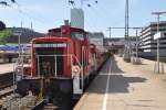 HAMBURG, 03.06.2011, 362 523-3 fährt einen leeren Autozug aus dem Bahnhof Altona