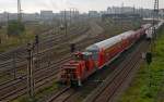 362 614 überführte am 26.10.14 zwei S-Bahngarnituren vom Hallenser Hauptbahnhof in die dortige Abstellanlage. In Zugmitte laufen 143 893 und 143 002 mit.