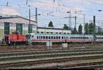 363 150-4 (V 60) DB zieht eine IC-Garnitur als Rangierfahrt im Bahnhof Basel Bad Bf (CH).
Aufgenommen vom öffentlich zugänglichen Parkplatz neben der Schwarzwaldallee.
[13.7.2018 | 16:30 Uhr]