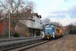 Am Abend des 6.4.2022 durchfuhr 363 040-6 der PRESS mit einem Kirow-Kranwagen den Oberen Bahnhof von Pößneck in Richtung Saalfeld