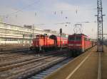 363 711 beim Rangieren in Regensburg am 21.12.2007. Daneben steht noch 111 066 auf Gleis 109!