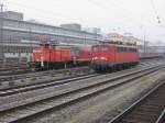 363 711 mit Nahverkehrswagen und 139 164 begegnen sich am 21.12.2007 in Regensburg Hbf.