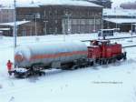 363814 beim Rangieren vor dem altehrwrdigen Empfangsgebude des Hofer Hauptbahnhofs, 03.02.2010.