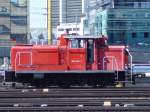 363 444-1 rangiert whrend der FIFA-WM 2006 mit einem Deutschlandfhnchen auf der Motorhaube im Frankfurter Hbf.