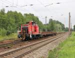 363 677-8 mit zwei Flachwagen am Haken fhrt nach kurzem Signalhalt wieder an.