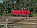 Im Ulmer Hauptbahnhof befindet sich 363 207 auf der Anfahrt zu den Wagen des kurz zuvor aus München angekommenen IC, um diese in die Abstellgruppe zu ziehen bzw. zu schieben (01.07.2015).