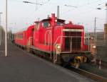 363 702-2 mit dem Notfall-Dienstwagen 60 80 990 1 534-9 in Wanne-Eickel Hbf. Der Wagen wird nach Leipzig-Engelsdorf berfhrt. 11.04.2007