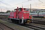 Am frühen Morgen des 04.08.2015 rangierte die Mannheimer 363 209-8 im Badischen Bahnhof von Basel auf Gleis 5 an eine IC-Garnitur, die zuvor die 181 205-6 als Leerzug brachte, dran.