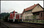 Am 19.5.1993 kommt hier um 9.28 Uhr die 364906 des BW Osnabrück mit ihrer Übergabe im Bahnhof Oesede an.