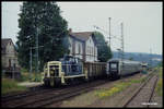 Zugkreuzung im Bahnhof Dallau am 9.7.1991 um 10.39 Uhr: Während 140499 mit dem E nach Mosbach am Bahnsteig steht, dieselt 365445 mit einem Güterzug durch Gleis 1 in Richtung Seckach.