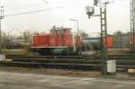 365 126 wartet in einem Bahnhof (Name leider unbekannt) zwischen Freiburg und Offenburg auf weitere Rangieraufgaben.Rosenmontag 2003.