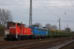 RSE 365 733 rangierte nun PRESS 140 037 (140 831) mit den letzen drei beladenen Holzwagen an den Zug.
Aufgenommen am 20.4.13 in Bonn-Beuel.