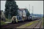 Zugbegegnung im Bahnhof Dallau am 9.7.1991 um 10.31 Uhr: 365445 ist mit einem Güterzug in Richtung Seckach / Osterburken unterwegs.