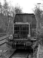 Diese gerupfte Lok der Verkehrsbetriebe Peine Salzgitter stand im März 2024 in der Nähe des Hattinger Bahnhofes.