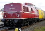 280 005-0 im Freigelämde des DB-Museums Nürnberg, 29.12.17. Dahinter der Doppelstockwagen der VEV Lübeck.