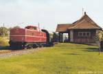 V80 002 fuhr am 14.10.84 mit ihrem Sonderzug in Burgwindheim nach Ebrach ab. Das hübsche Empfangsgebäude war als Standardtyp noch an einigen anderen Bahnhöfen in Oberfranken anzutreffen.