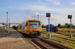 VT 650.90 der Ostdeutschen Eisenbahngesellschaft sowie die 312 286-3 der Warener Eisenbahnfreunde geben sich am Abend des 22. August 2013 ein Stelldichein im Bahnhof Karow. Hier ist noch ein wenig Reichsbahnflair zu spren, wenn man vom Empfangsgebude absieht, welches sich in einem schlechten Zustand befindet. 