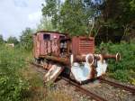 Zusammen mit einer weiteren Werkslok und einem Flachwagen steht hier eine Werkslok rostend auf einem Anschlussgleis unter Berlin. Sie hatte Frist bis 1991 und war nur auf der Reichsbahn zugelassen.

08.07.2015