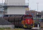 Diese Werkslokomotive rangiert auf dem Gelnde der Firma  Solvay  in Rheinberg mit einigen Wagen.