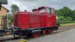 Die Diesellok 262 033-4 der Museumsbahnen Schönberger Strand steht am 13.07.2024 im Bahnhof Schönkirchen